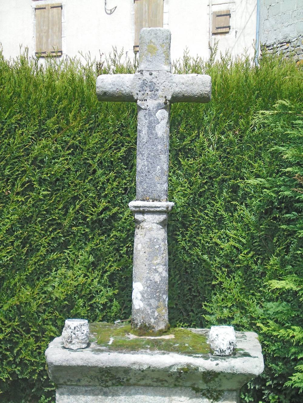 Croix en pierre de Mauriac
