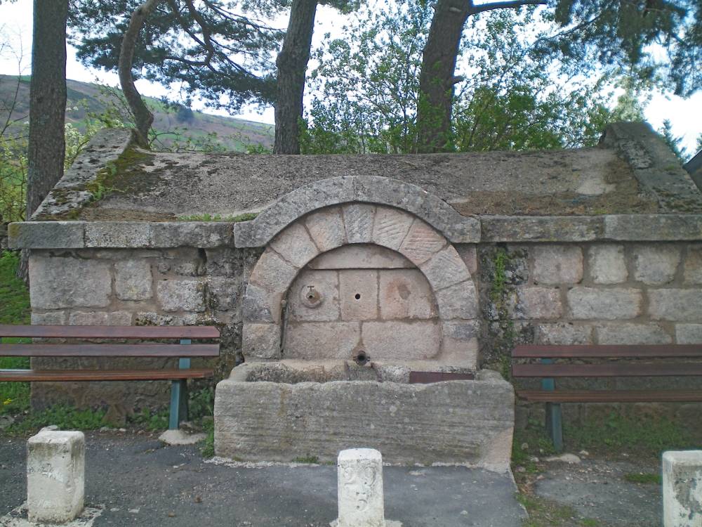 Fontaine de Saint-Laurent de Lévézou