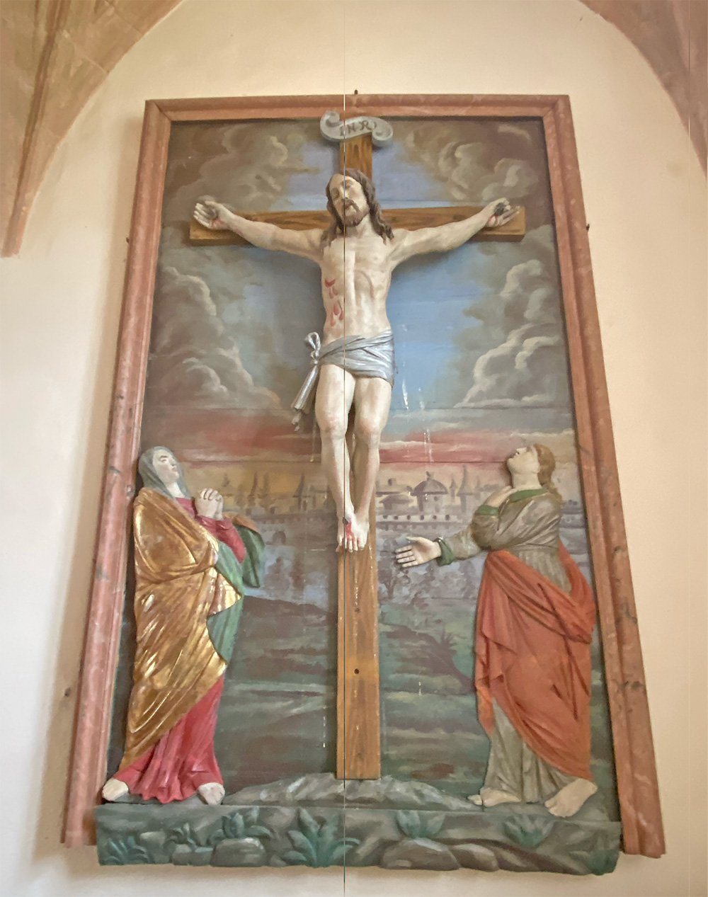 Bas relief et Christ en ronde bosse